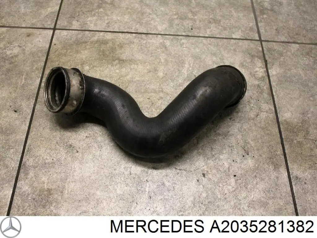 2035281882 Mercedes tubo flexible de aire de sobrealimentación derecho