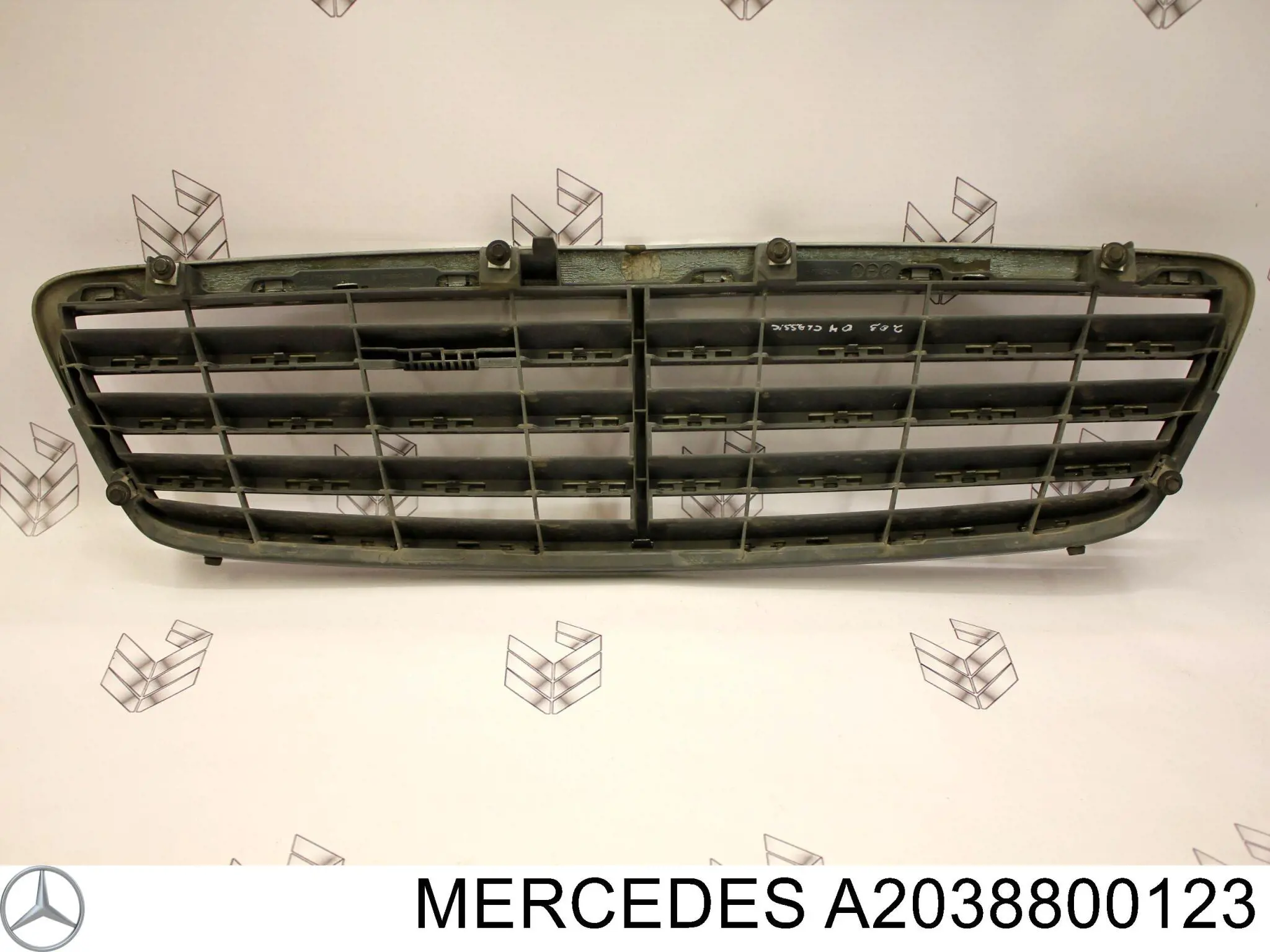 Rejilla delantera Mercedes A20388001237D11 precio, desde 108,49 USD