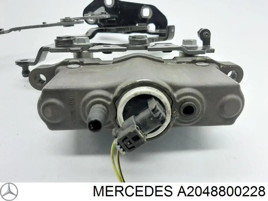 Bisagra derecha del capó A2048800228 Mercedes