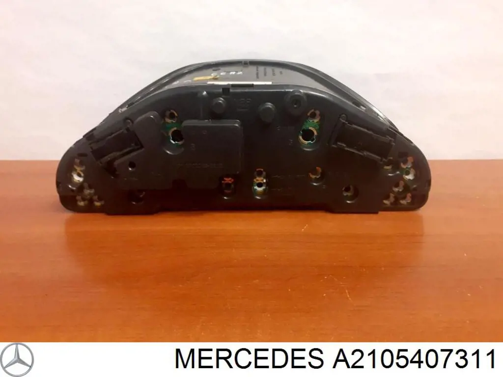 2105407311 Mercedes tablero de instrumentos (panel de instrumentos)