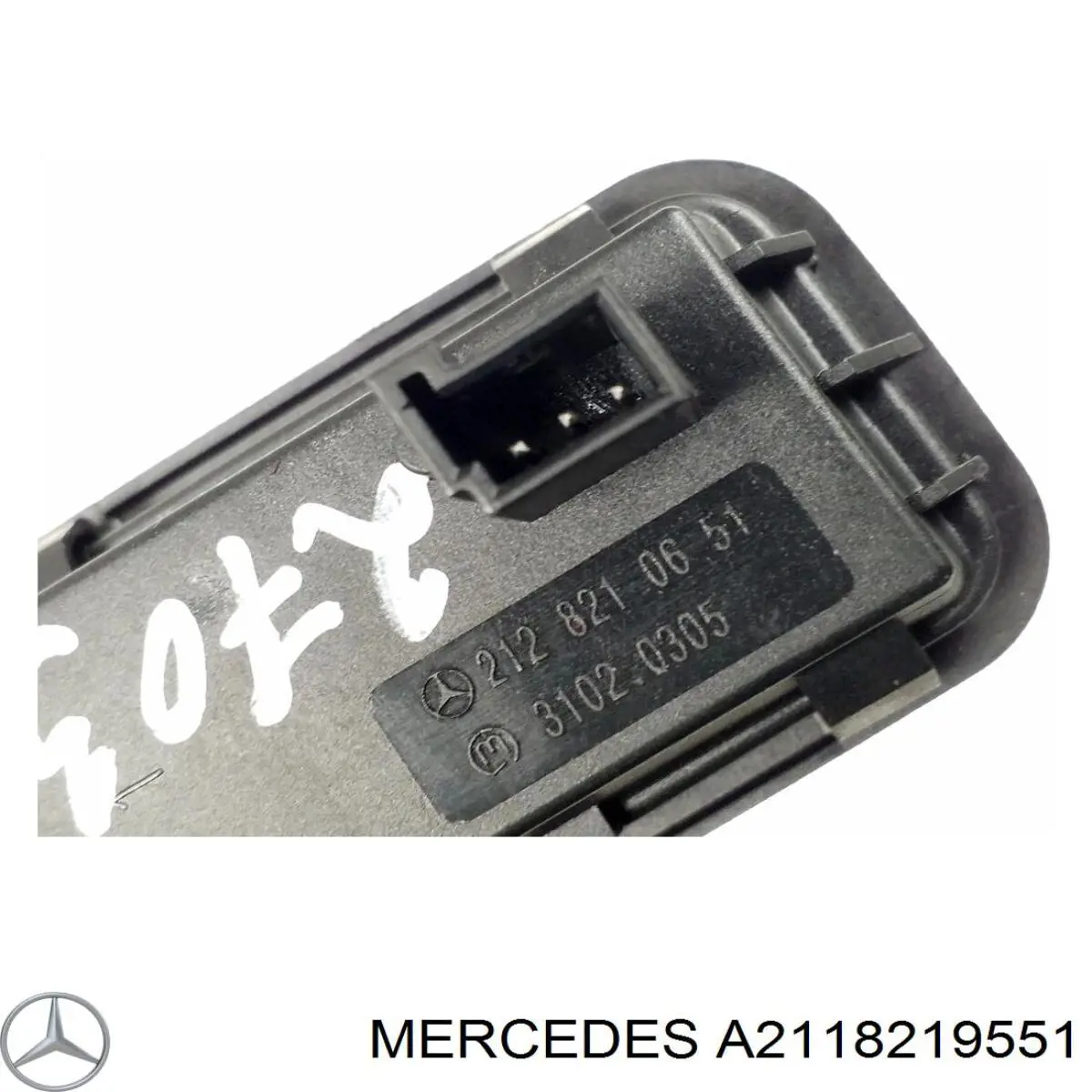 Botón de accionamiento del cierre de la tapa del maletero (puerta trasera 3/5) Mercedes A2118219551
