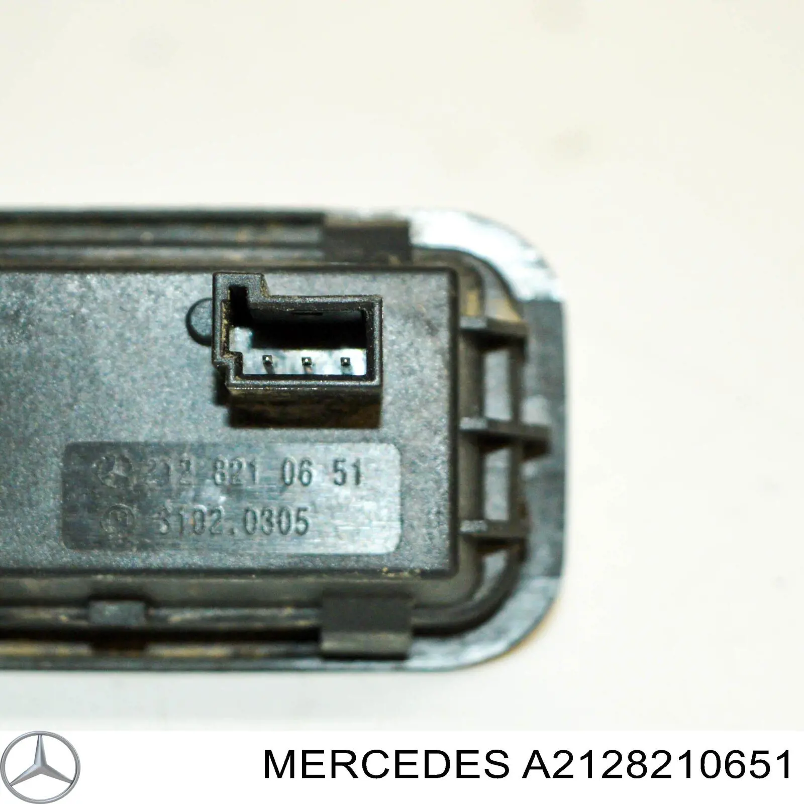 Botón de accionamiento del cierre de la tapa del maletero (puerta trasera 3/5) A2128210651 Mercedes