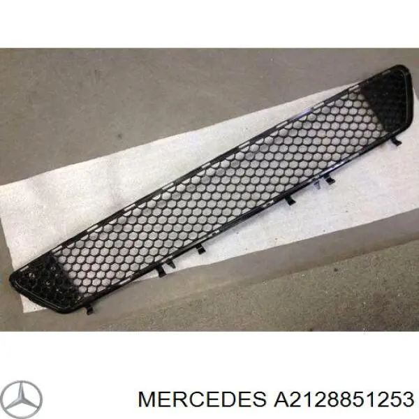 Rejilla de ventilación, paragolpes delantero, central Mercedes A2128851253 precio, desde 54,60 EUR