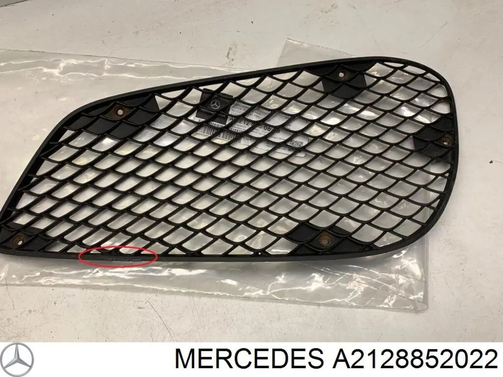 2128852022 Mercedes rejilla de antinieblas delantera derecha