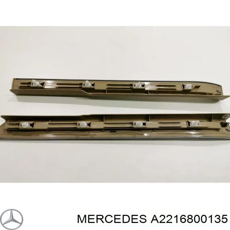Protector interior del umbral de la puerta delantero izquierdo A22168001358K67 Mercedes