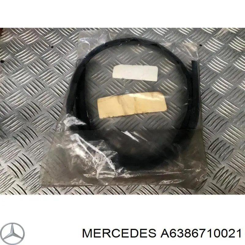 A6386710021 Mercedes moldura de parabrisas superior