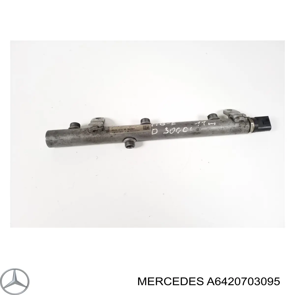 A6420703095 Mercedes Rampa de combustible derecha