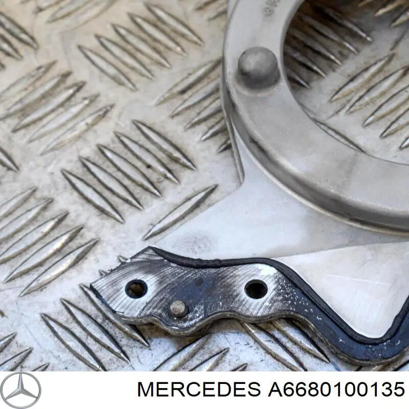A6680100135 Mercedes Tapa trasera de la culata