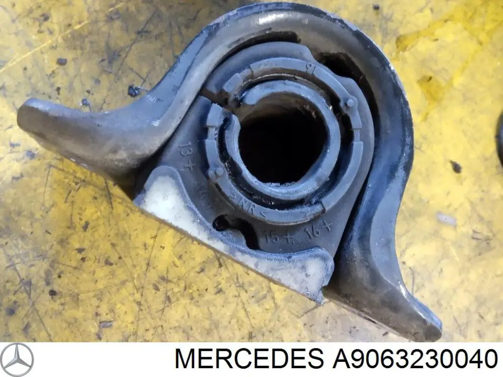 A9063230040 Mercedes soporte del estabilizador delantero