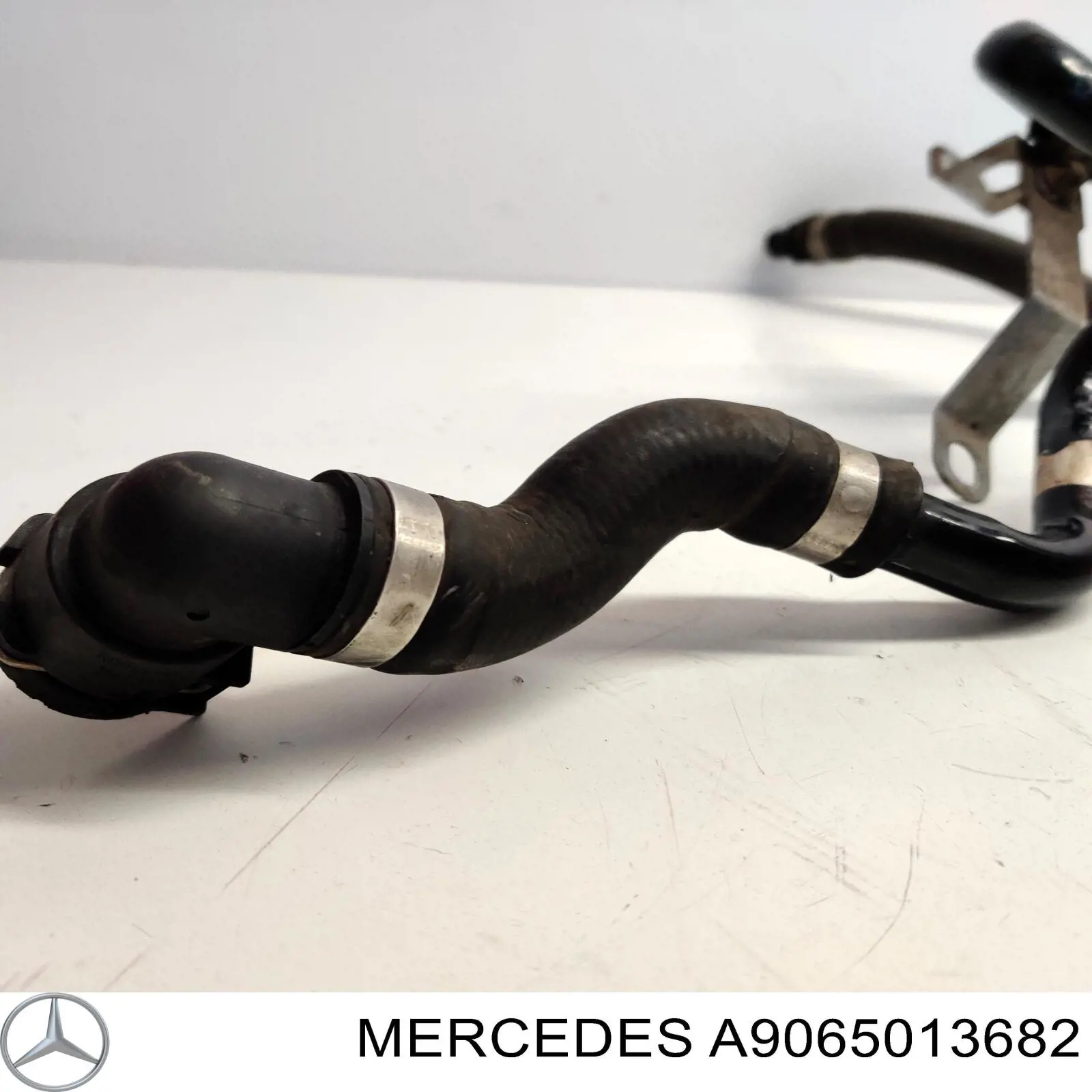 Manguera inferior del radiador Mercedes A9065013682 precio, desde 29,48 EUR