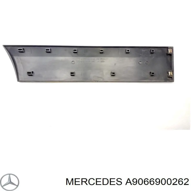 A9066900262 Mercedes moldura de puerta delantera derecha inferior