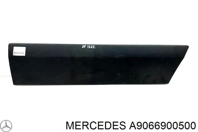 Moldura inferior de puerta delantera derecha A9066900500 Mercedes