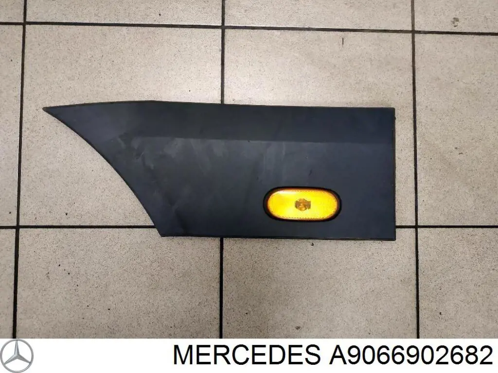 A9066902682 Mercedes Moldura de salpicadera trasera derecha