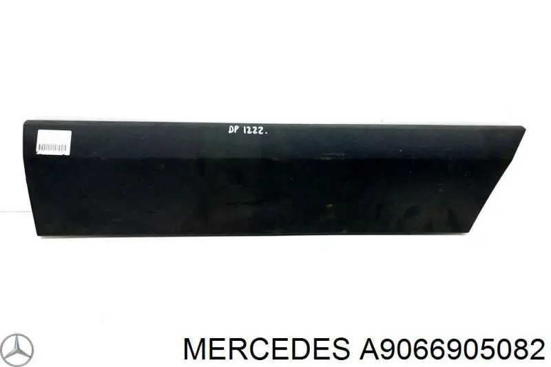 A9066905082 Mercedes moldura de puerta delantera derecha inferior