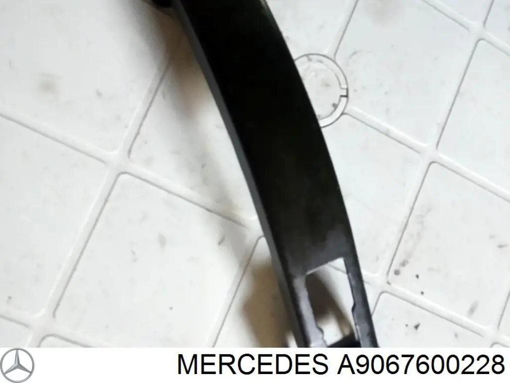 A9067600228 Mercedes asegurador puerta de maletero (furgoneta)