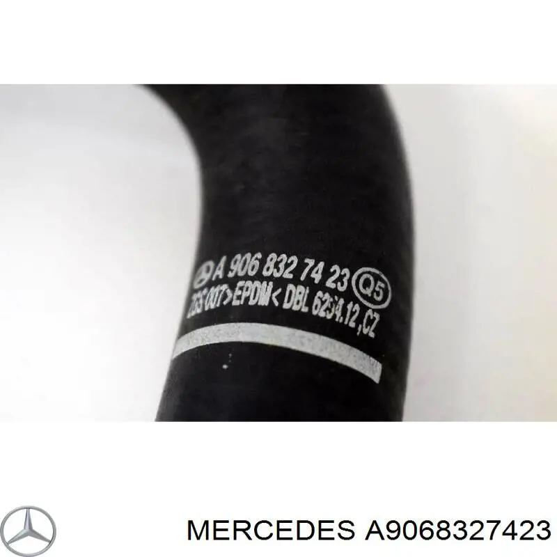 A906832742364 Mercedes tubería de radiador, alimentación