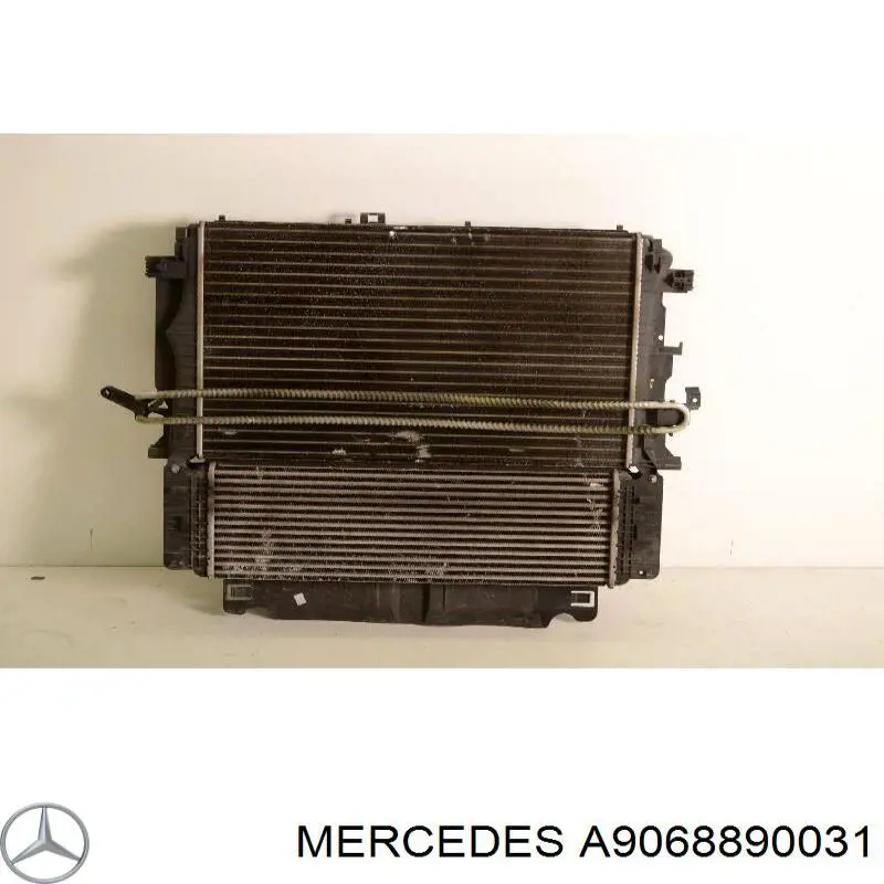Soporte izquierdo del radiador A9068890031 Mercedes