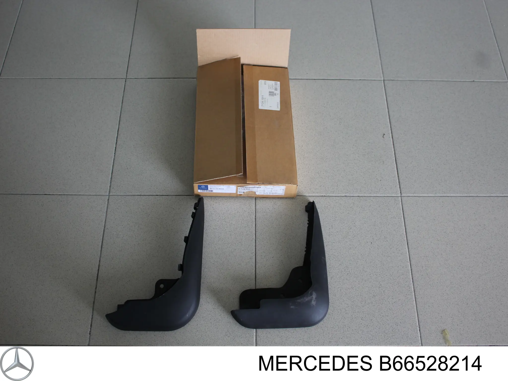 B66528214 Mercedes juego de faldillas guardabarro delanteros