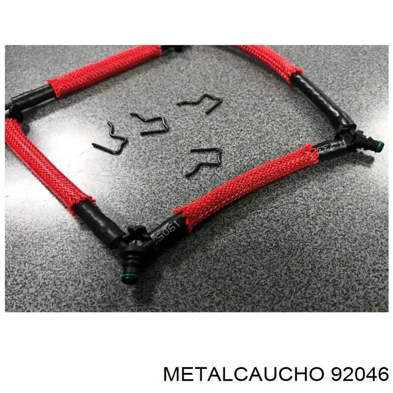 Tubería de combustible atras de las boquillas  Engitech ENT120129