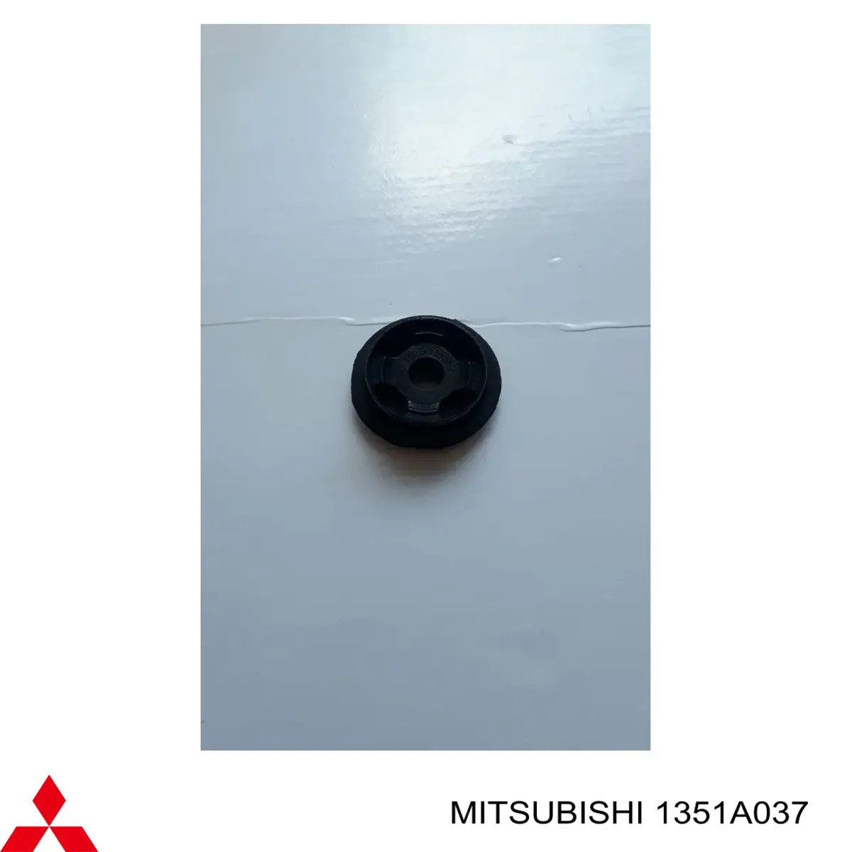 1351A037 Mitsubishi soporte del radiador inferior