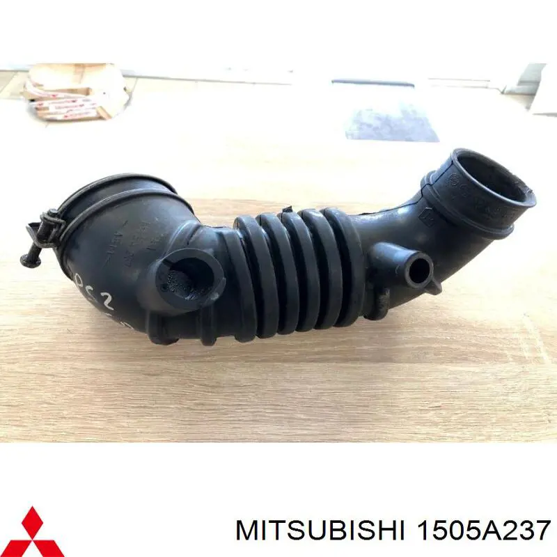 1505A237 Mitsubishi tubo flexible de aspiración, salida del filtro de aire