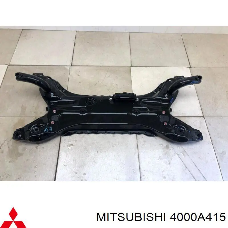 4000A415 Mitsubishi subchasis delantero soporte motor