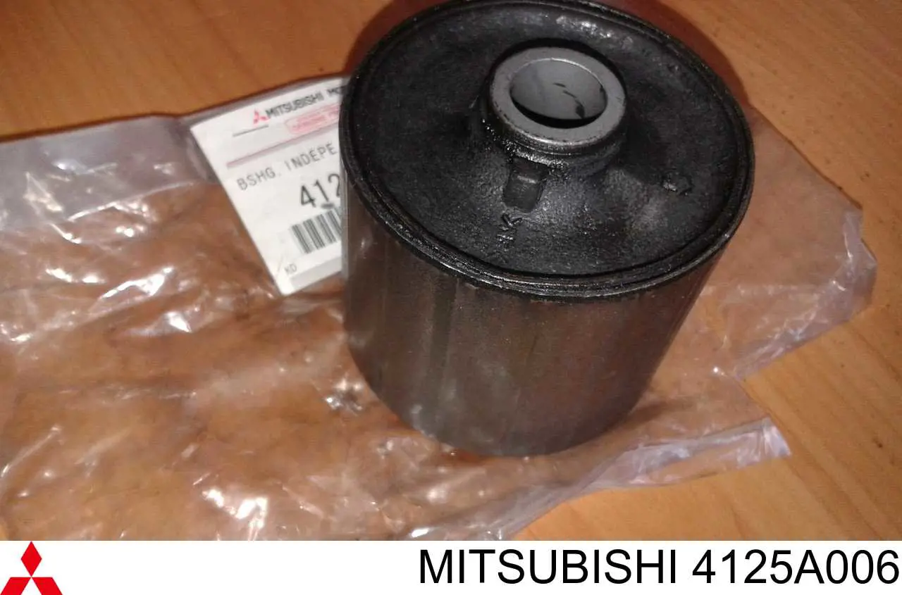Comprar 4125A006 Mitsubishi Buje del brazo longitudinal inferior trasero