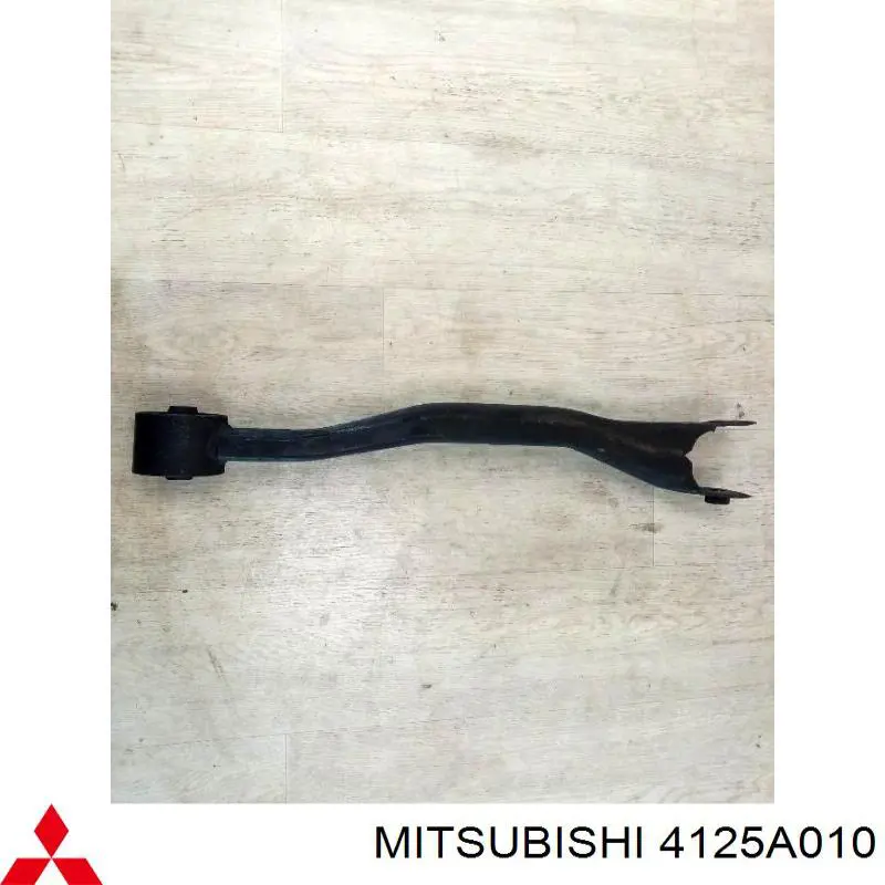 4125A010 Mitsubishi Mangueta trasera derecha (suspensión)