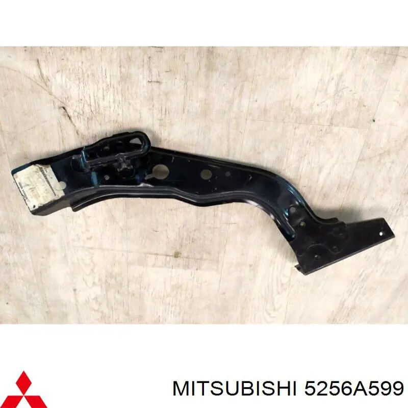5256A599 Mitsubishi soporte de radiador izquierdo (panel de montaje para foco)