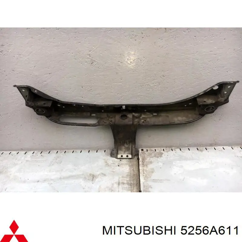 5256A611 Mitsubishi soporte de radiador superior