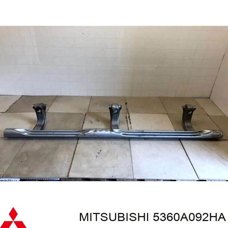 5360A092HA Mitsubishi estribo derecho