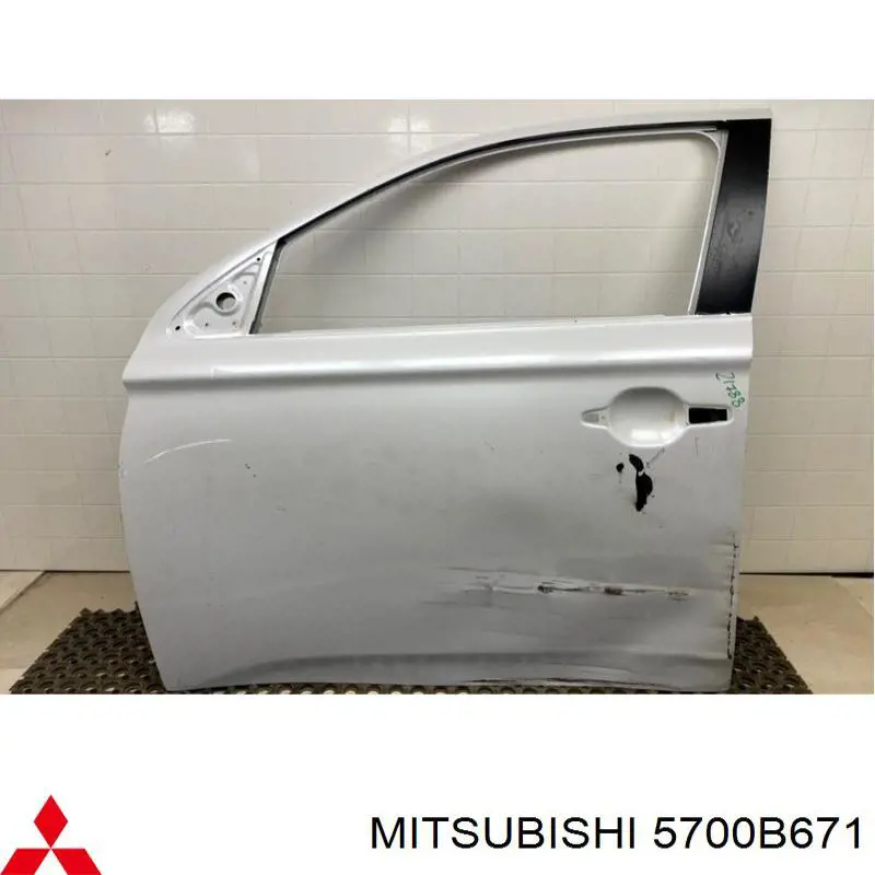5700B671 Mitsubishi puerta delantera izquierda