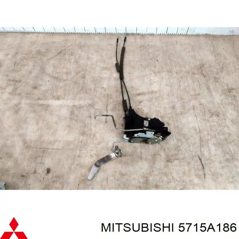 5715A186 Mitsubishi cerradura de puerta delantera derecha