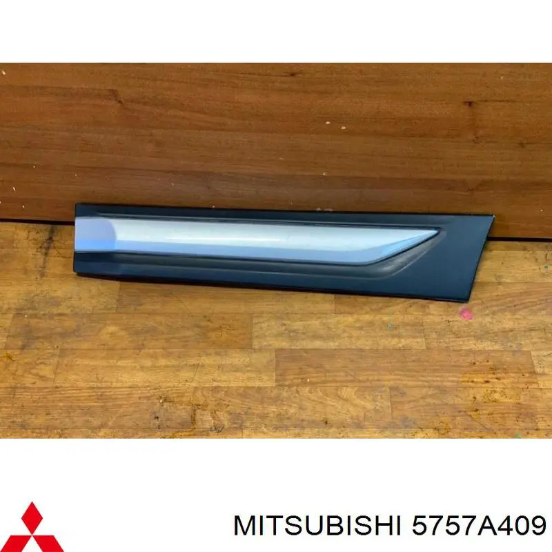 5757A409 Mitsubishi moldura puerta trasera izquierda