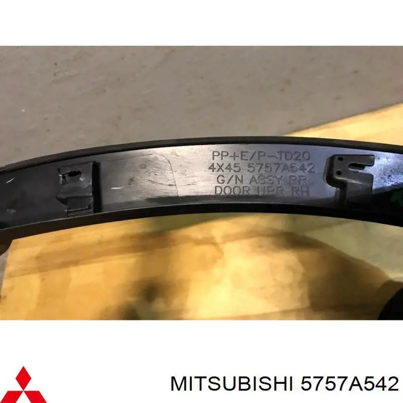 5757A542 Mitsubishi Moldura superior de puerta trasera derecha