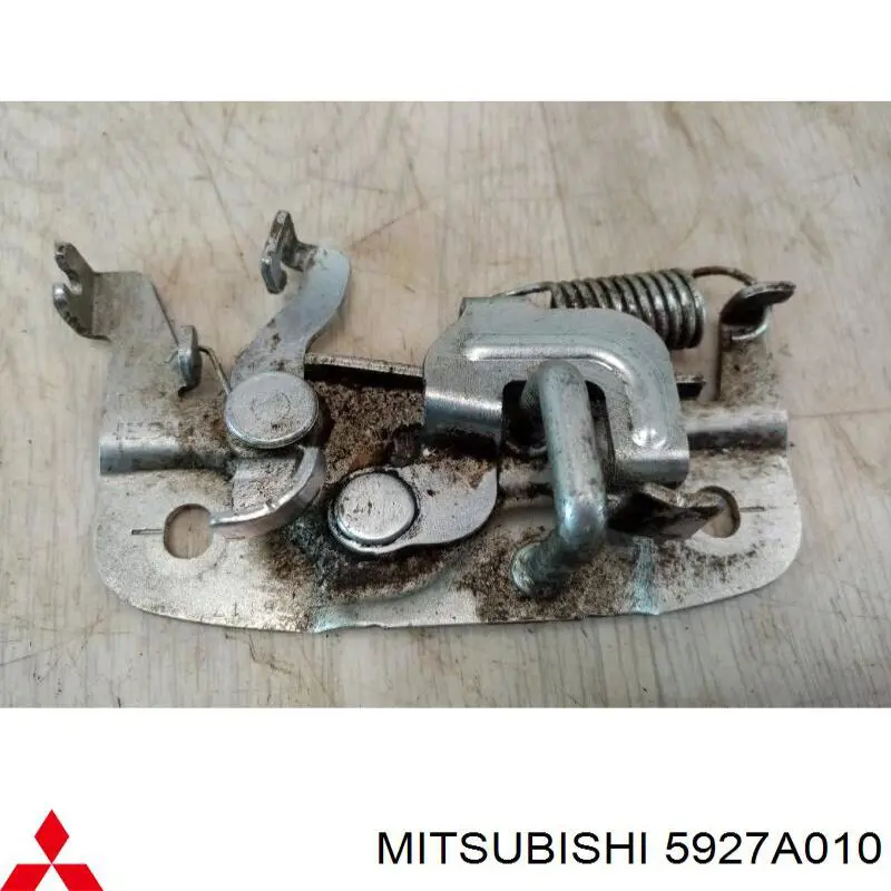 5927A010 Mitsubishi cuña de cierre puerta de maletero