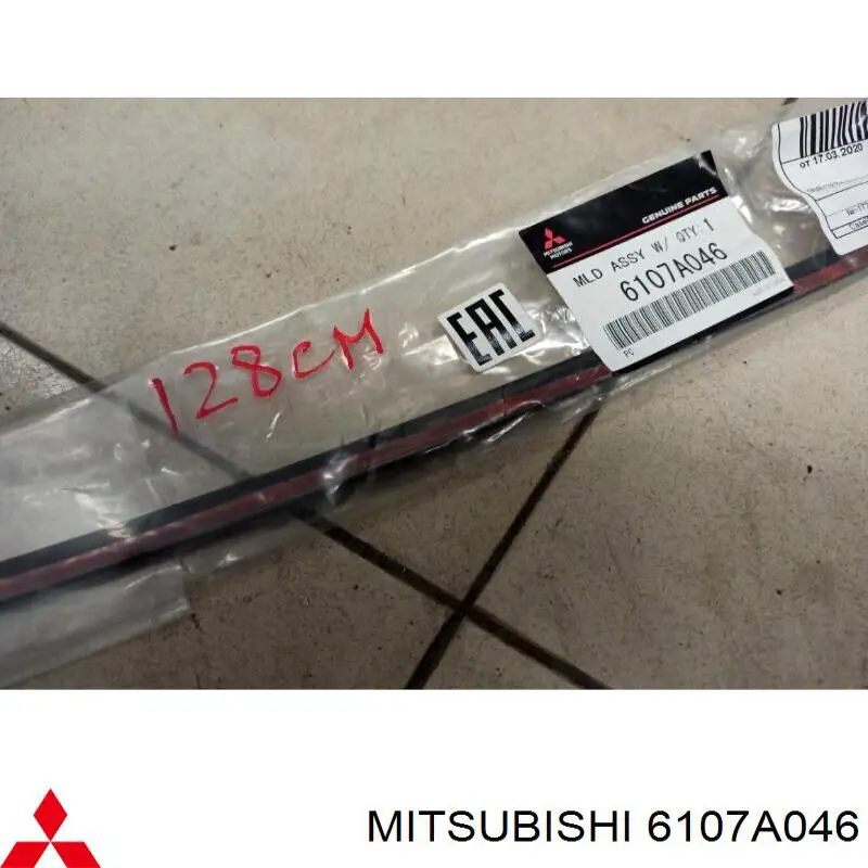 6107A046 Mitsubishi moldura de parabrisas superior