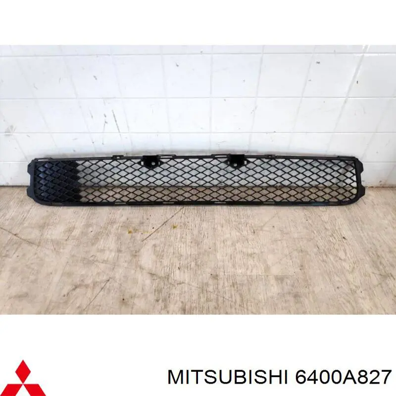 6400A827 Mitsubishi rejilla de ventilación, parachoques trasero, central