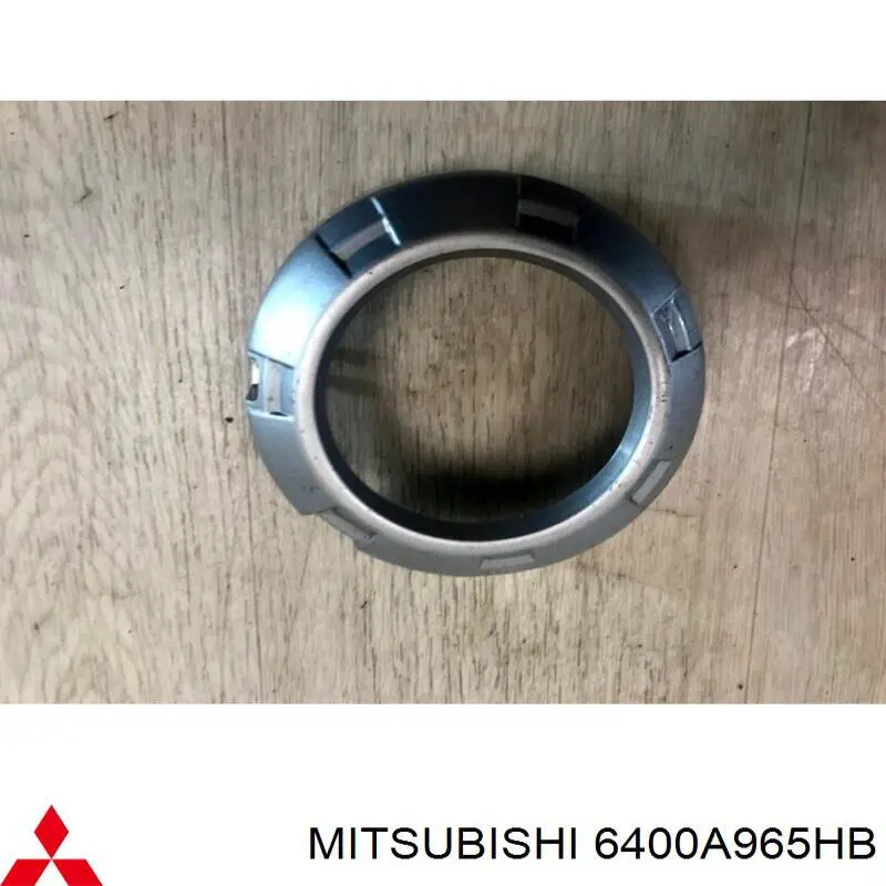 6400A965HB Mitsubishi embellecedor, faro antiniebla derecho