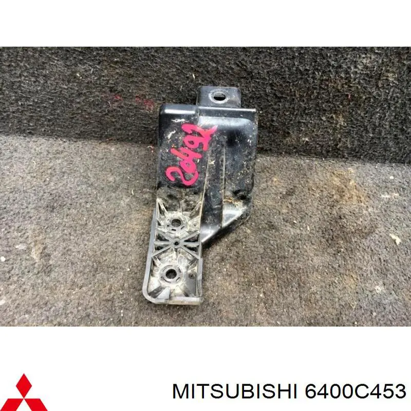 6400C453 Mitsubishi soporte de parachoques delantero izquierdo