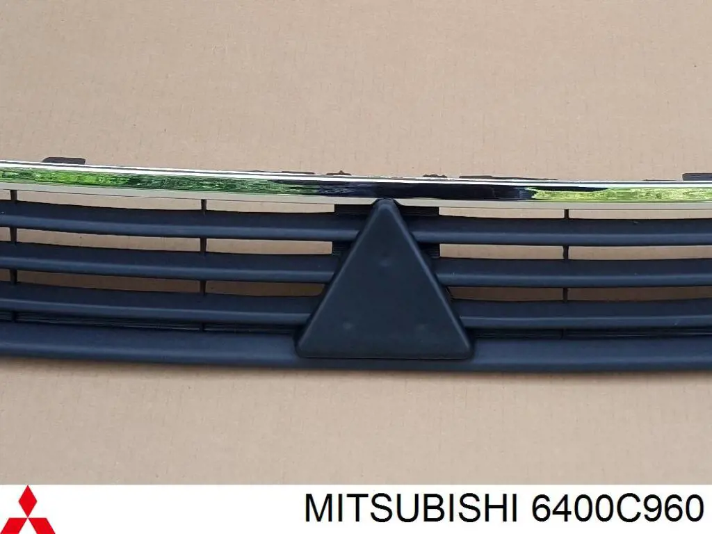 6400C960 Mitsubishi Moldura de la rejilla del radiador