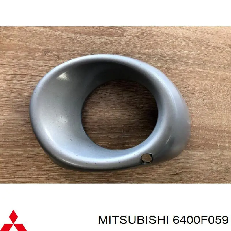 6400F059 Mitsubishi embellecedor, faro antiniebla izquierdo
