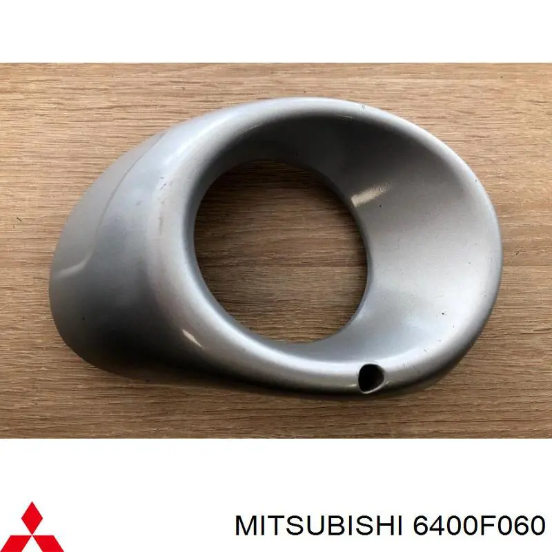6400F060 Mitsubishi embellecedor, faro antiniebla derecho