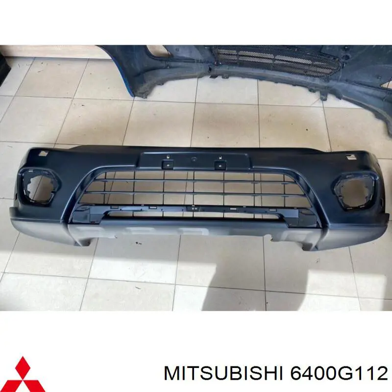 6400G112 Mitsubishi Paragolpes delantero