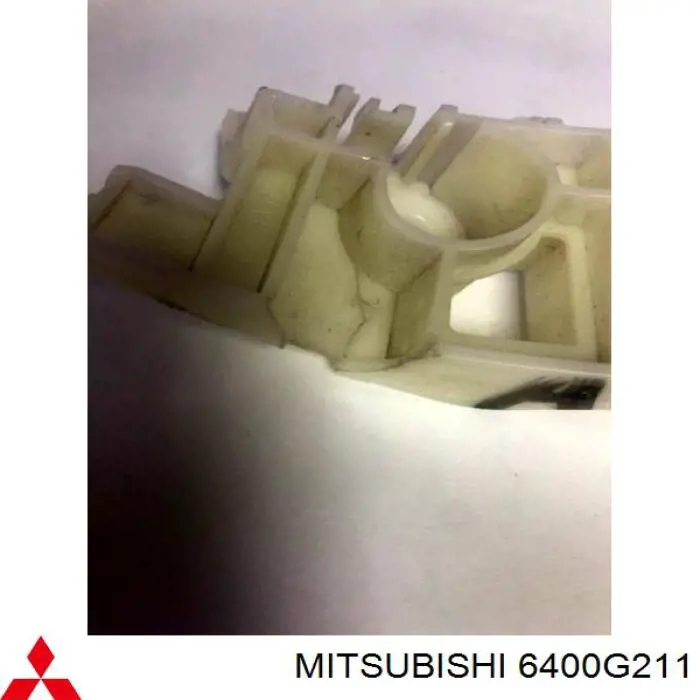 6400G211 Mitsubishi soporte de parachoques delantero izquierdo