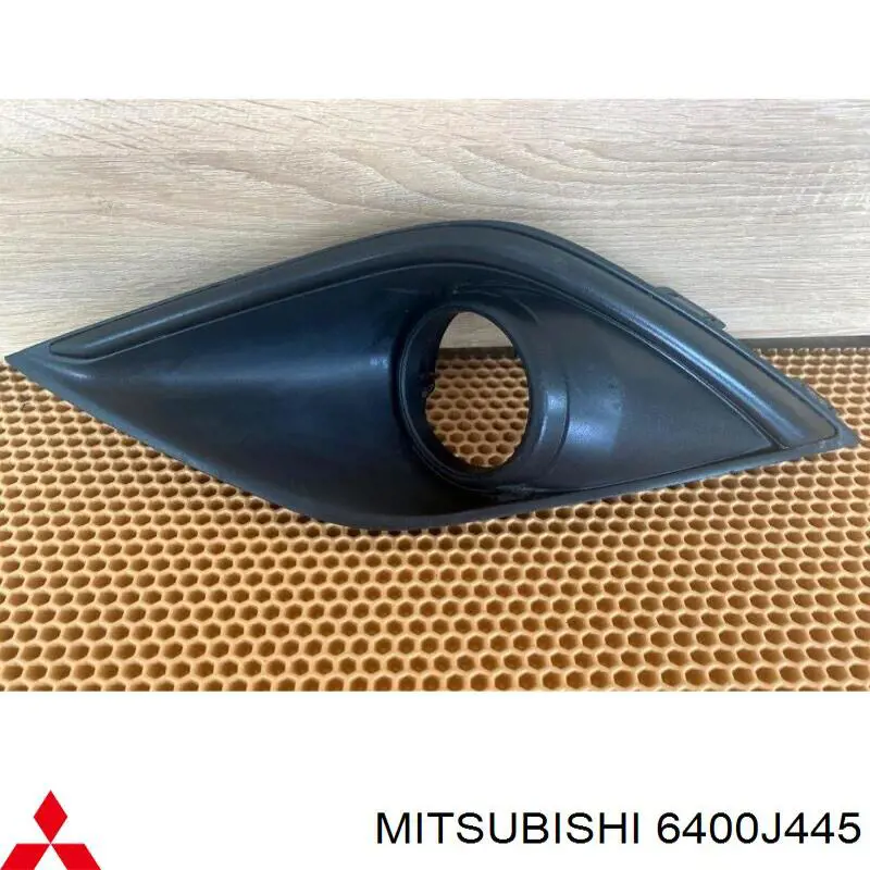 Comprar 6400J445 Mitsubishi Embellecedor de faro antiniebla izquierdo