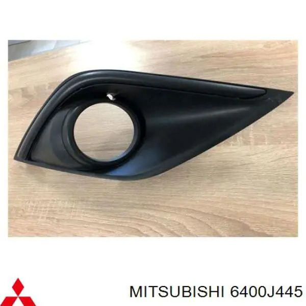 Embellecedor de faro antiniebla izquierdo 6400J445 Mitsubishi