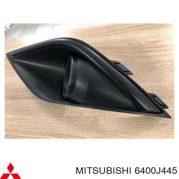 6400J445 Mitsubishi Embellecedor de faro antiniebla izquierdo