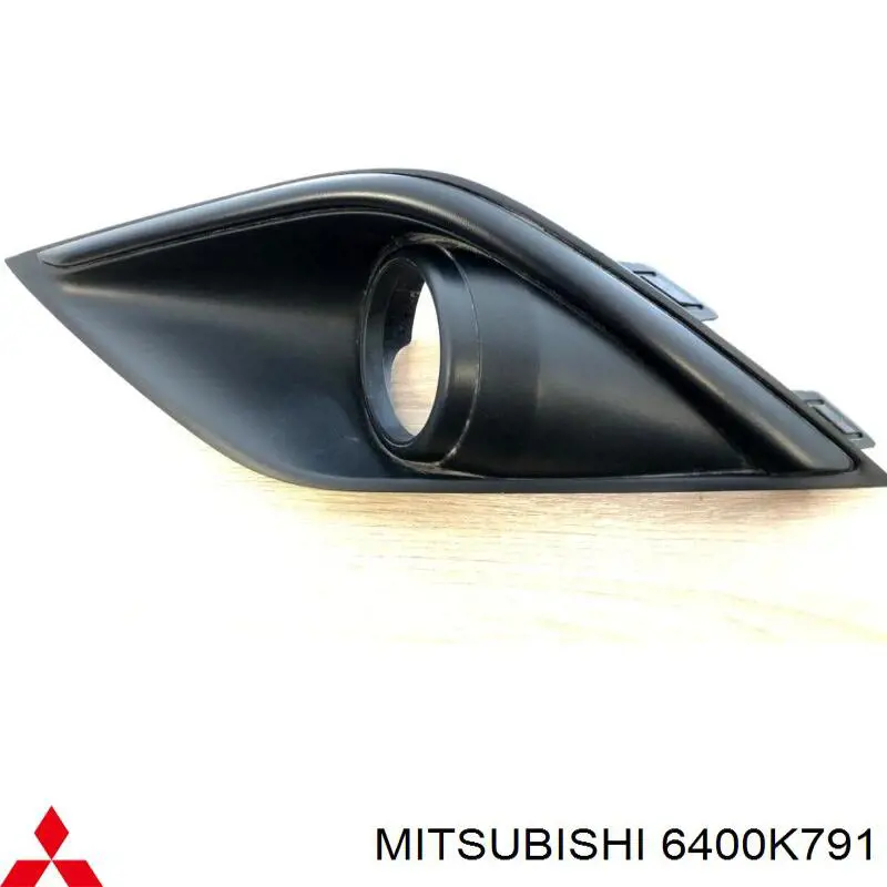 6400K791 Mitsubishi Embellecedor de faro antiniebla izquierdo