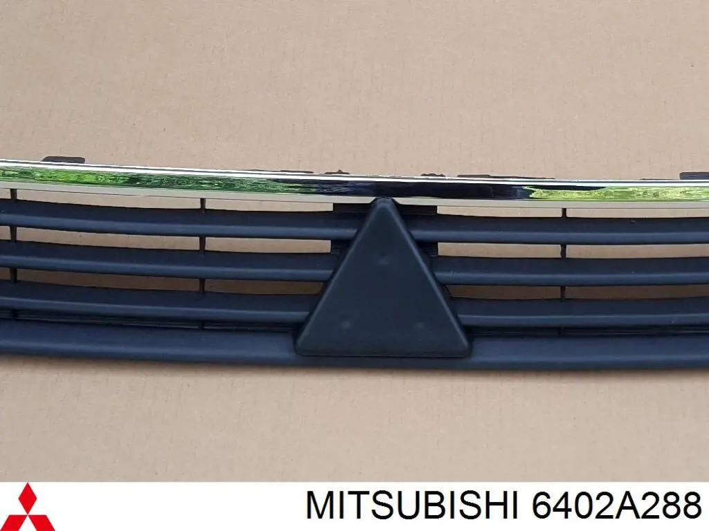 Rejilla superior del parachoques delantero Mitsubishi 6402A288 precio, desde 28,62 EUR